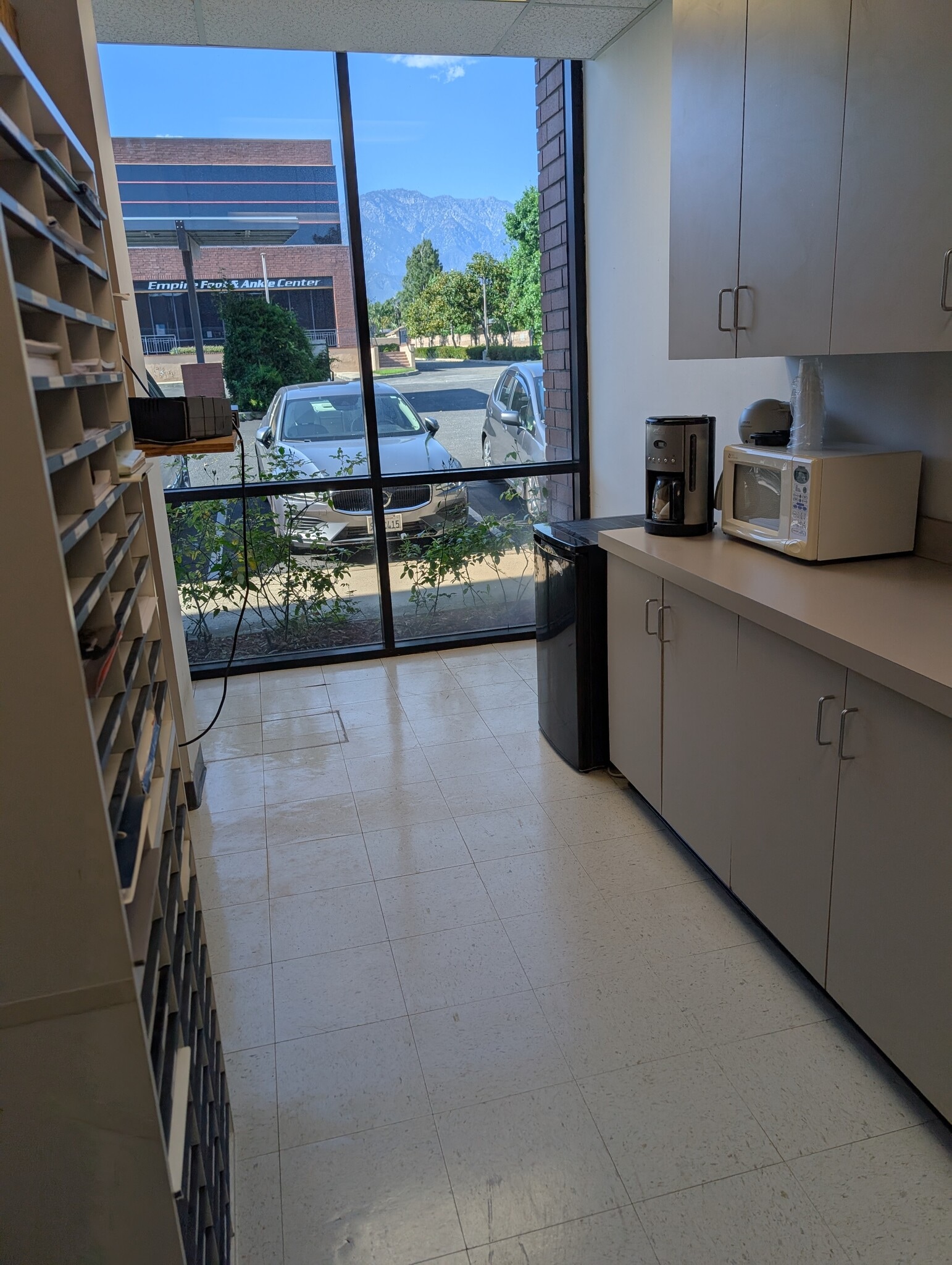 255 W Foothill Blvd, Upland, CA à louer Photo intérieure– Image 1 sur 3