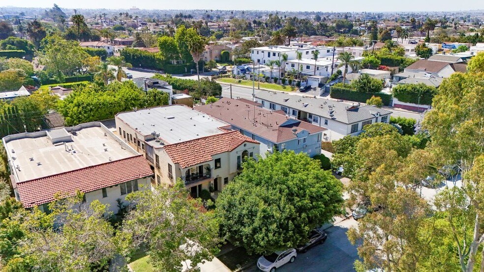 942 S Mansfield Ave, Los Angeles, CA à vendre - Photo de l’immeuble – Image 3 sur 20