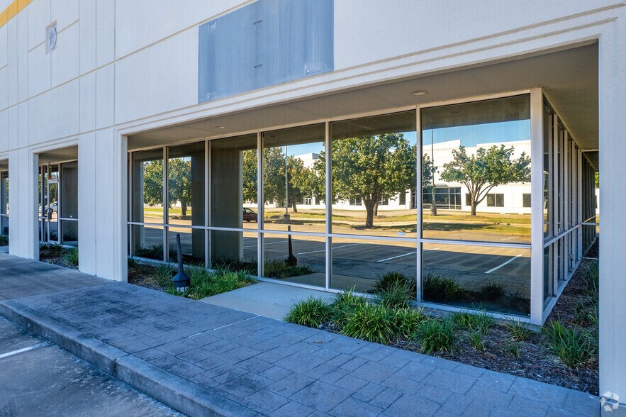 10930 W Sam Houston Pky N, Houston, TX à louer - Photo de l’immeuble – Image 3 sur 9