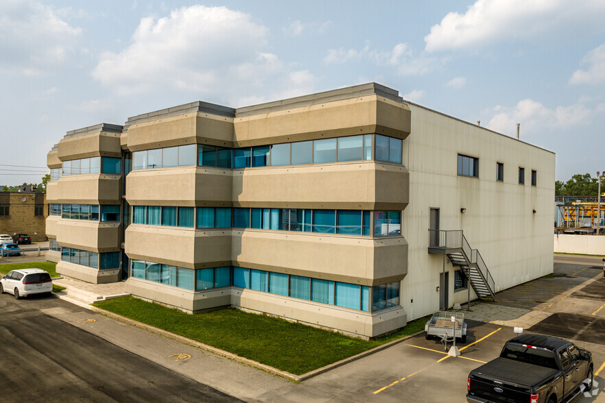 2285 Av Francis-Hughes, Laval, QC à louer - Photo de l’immeuble – Image 2 sur 11