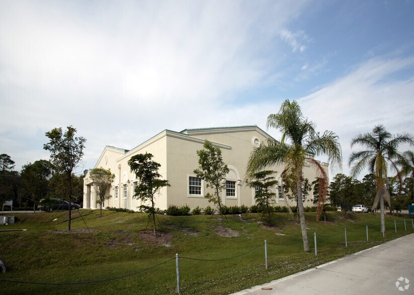 7981 Gladiolus Dr, Fort Myers, FL à vendre - Photo de l’immeuble – Image 2 sur 6