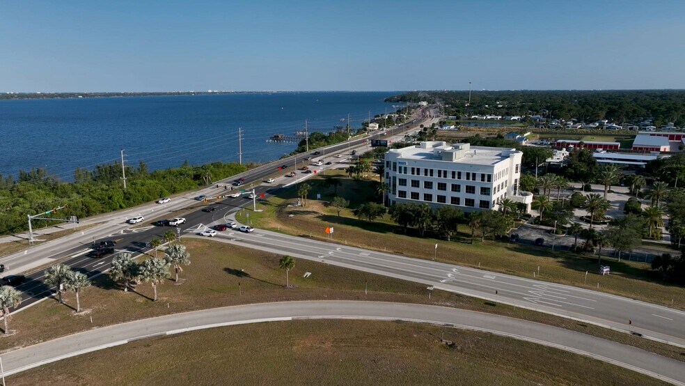 5700 N Harbor City Blvd, Melbourne, FL à louer - Vidéo sur l’annonce professionnelle – Image 2 sur 15