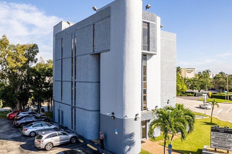 2161 E Commercial Blvd, Fort Lauderdale, FL à louer - Photo de l’immeuble – Image 3 sur 8