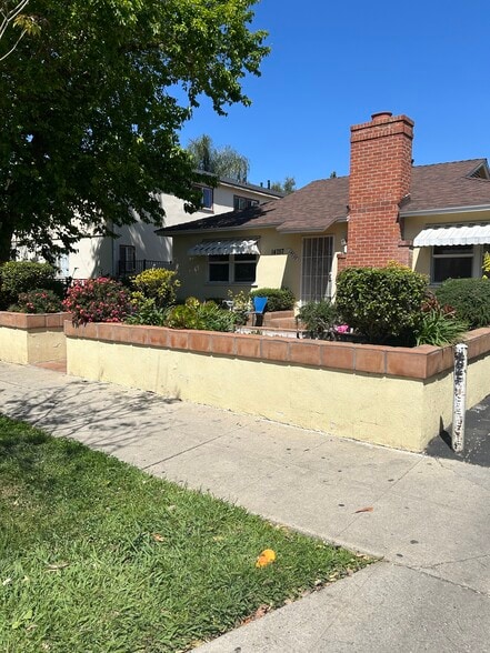 14757 Sylvan St, Van Nuys, CA à vendre - Photo de l’immeuble – Image 2 sur 6