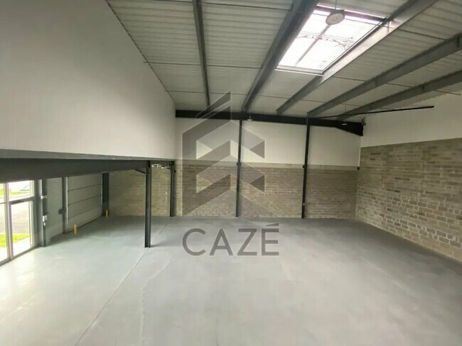 Plus de détails pour 24 Bis Rue Newton, Tresses - Local d'activités à louer