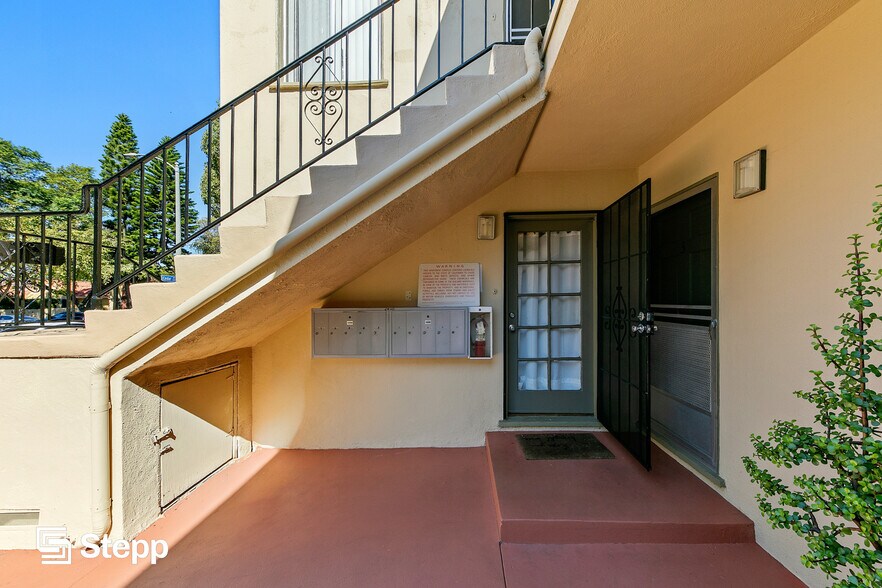 2490 Cedar Ave, Long Beach, CA à vendre - Photo de l’immeuble – Image 2 sur 10