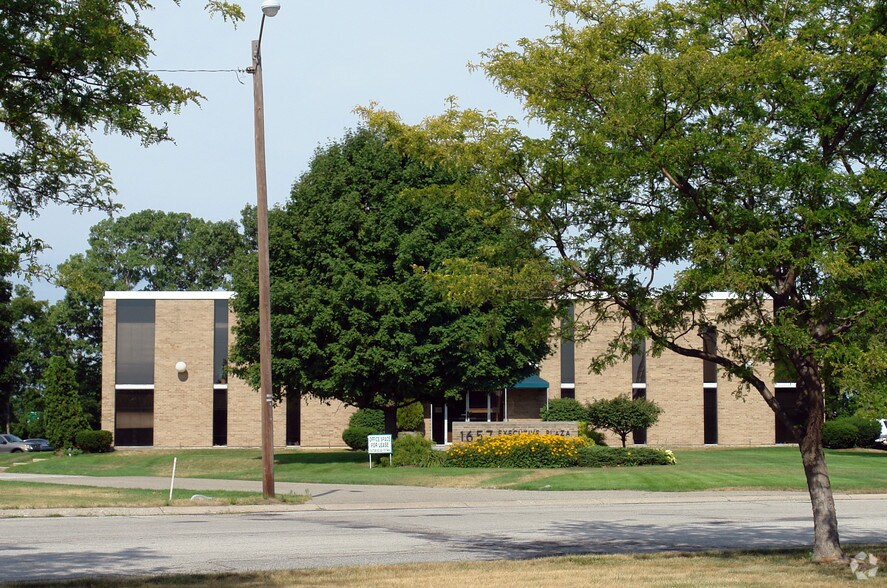 1657 Commerce Dr, South Bend, IN à louer - Photo de l’immeuble – Image 3 sur 27