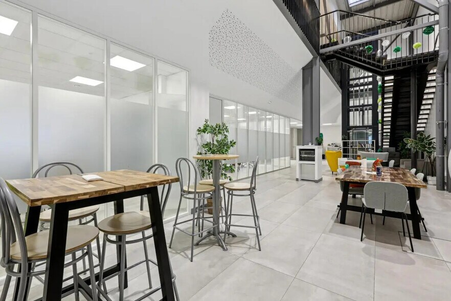 Local d’activités dans Vaux-le-Pénil à louer - Photo de l’immeuble – Image 2 sur 18