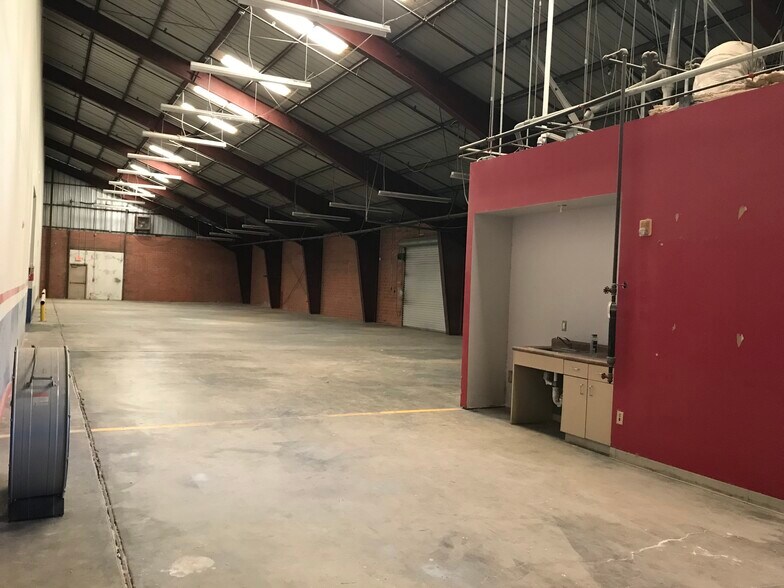 319 W Peden, San Antonio, TX à louer - Photo de l’immeuble – Image 2 sur 25