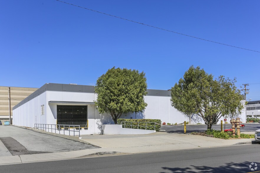 215 S Douglas St, El Segundo, CA à louer - Photo de l’immeuble – Image 2 sur 3