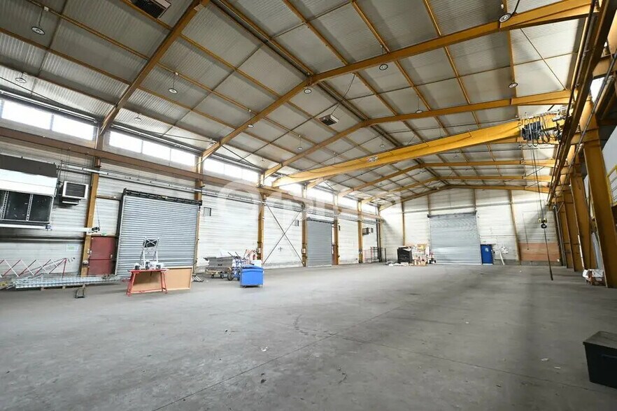 Local d’activités dans Vaulx-en-Velin à louer - Photo de l’immeuble – Image 2 sur 4