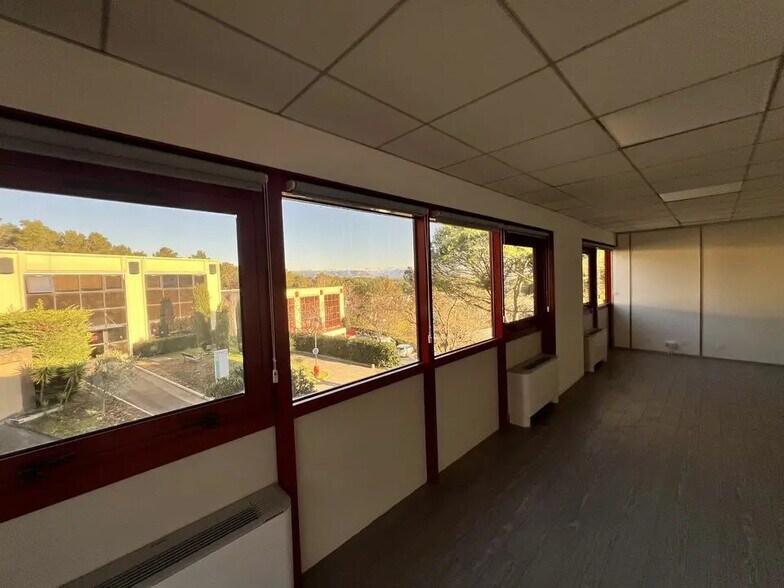 Bureau dans Vallauris à louer - Photo de l’immeuble – Image 3 sur 7