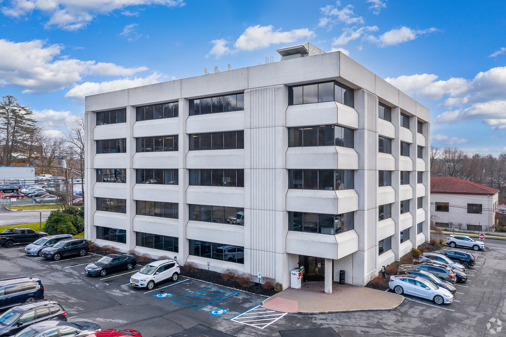 45 Knollwood Rd, Elmsford, NY à louer Photo principale– Image 1 sur 6