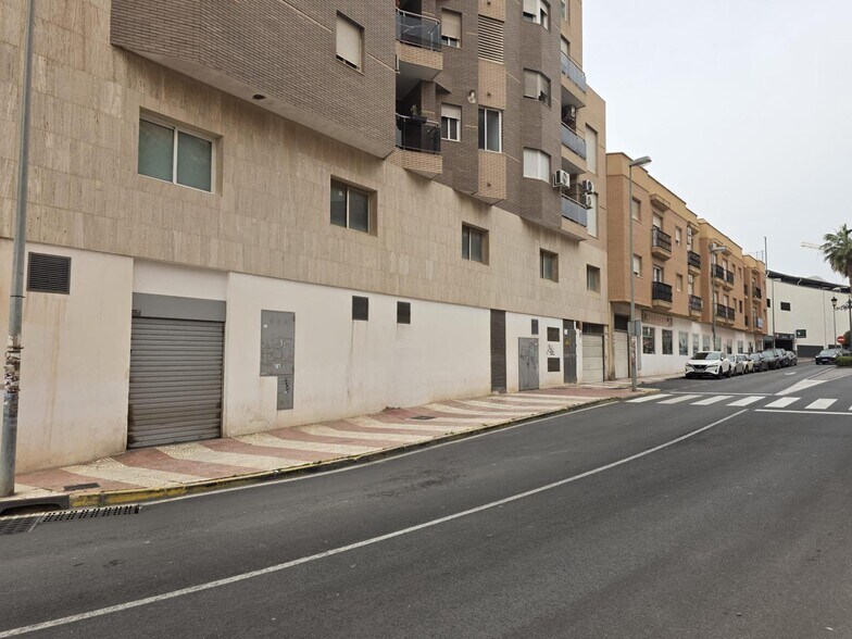 Local commercial dans Roquetas de Mar, Almería à louer - Photo de l’immeuble – Image 3 sur 16