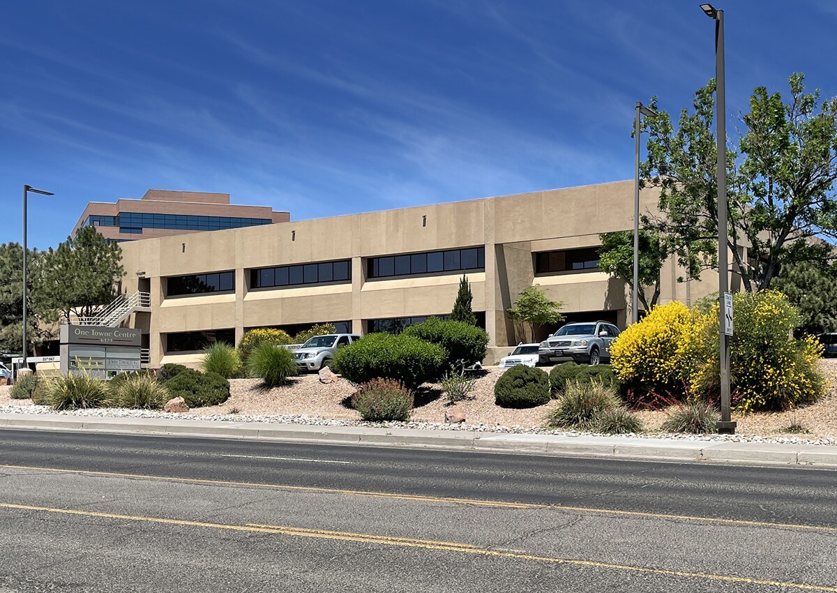 6121 Indian School Rd NE, Albuquerque, NM à louer Photo principale– Image 1 sur 10
