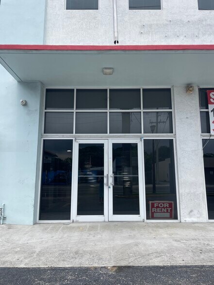 18319-18321 W Dixie Hwy, North Miami Beach, FL à louer - Photo de l’immeuble – Image 3 sur 8