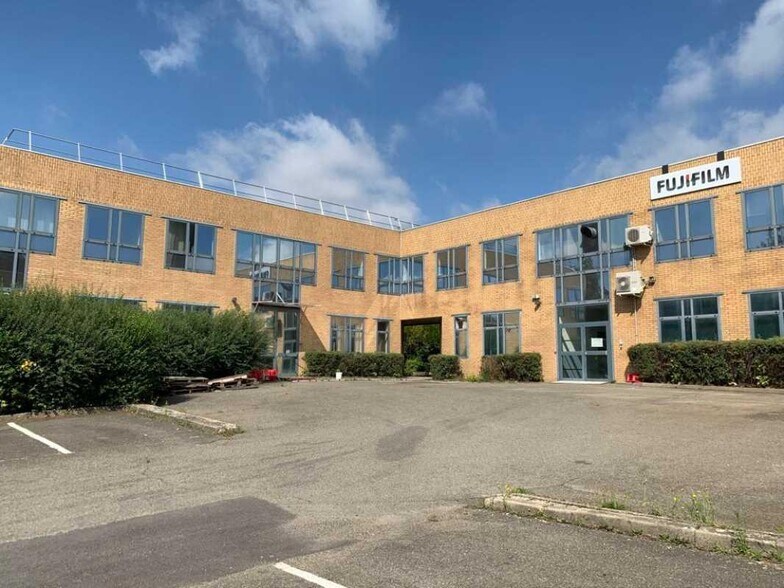 43 Avenue Des 3 Peuples, Montigny-le-Bretonneux à louer - Photo de l’immeuble – Image 2 sur 12