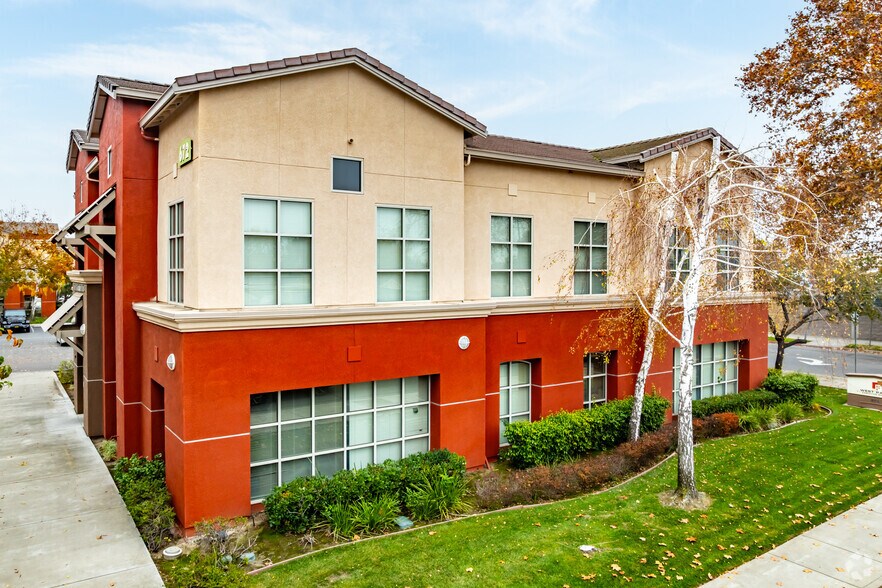 672 W 11th St, Tracy, CA à louer - Photo de l’immeuble – Image 3 sur 6