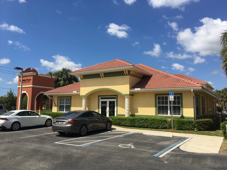 12401 Brantley Commons Ct, Fort Myers, FL à louer - Photo de l’immeuble – Image 1 sur 11