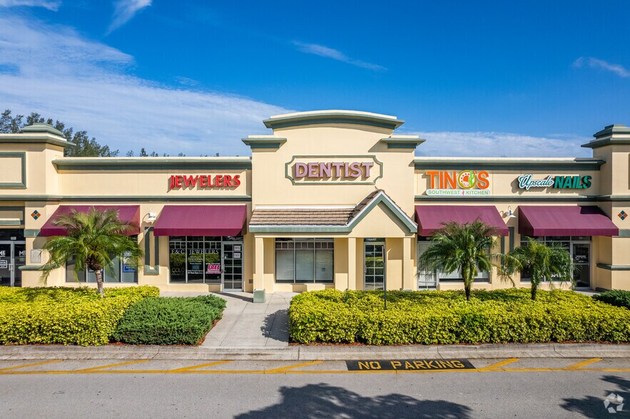 15880 Summerlin Rd, Fort Myers, FL à louer - Photo de l’immeuble – Image 2 sur 7