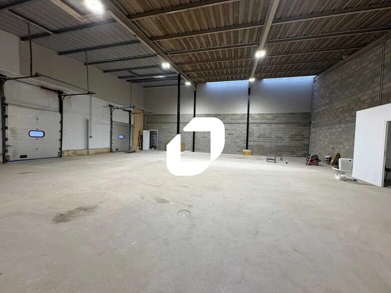 Local d’activités dans Montigny-le-Bretonneux à louer - Photo de l’immeuble – Image 3 sur 8