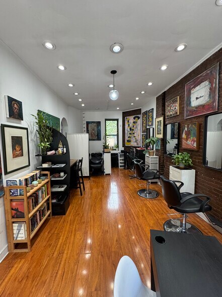305-307 E 9th St, New York, NY à louer - Photo de l’immeuble – Image 2 sur 5