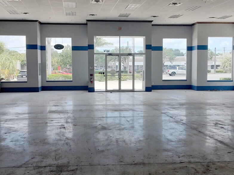 3074 Forest Hill Blvd, West Palm Beach, FL à louer - Photo de l’immeuble – Image 3 sur 7