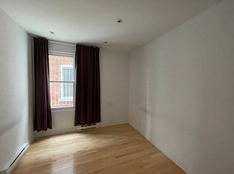 240-246 Rue Saint-Charles O, Longueuil, QC à louer - Photo intérieure – Image 2 sur 10