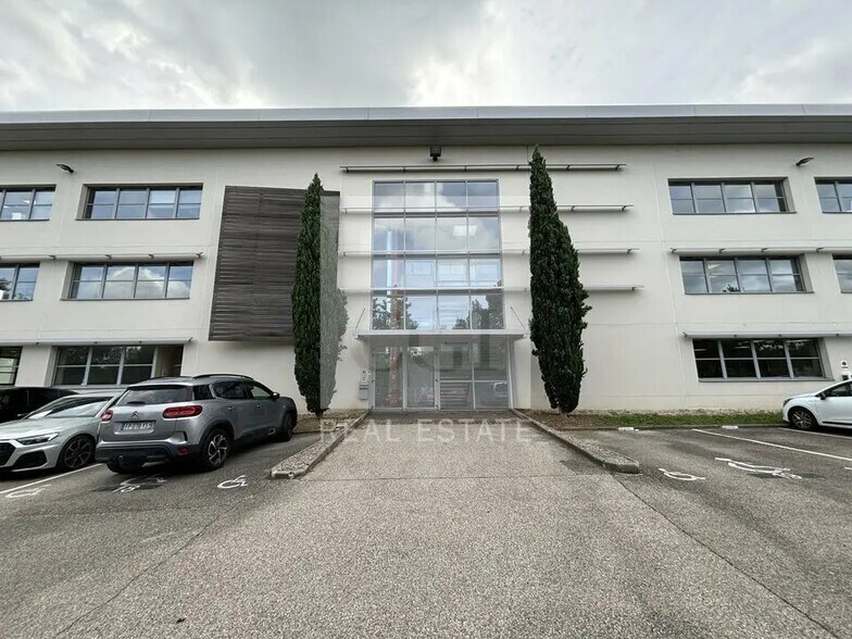 Bureau dans Saint-Genis-Laval à louer - Photo de l’immeuble – Image 1 sur 12