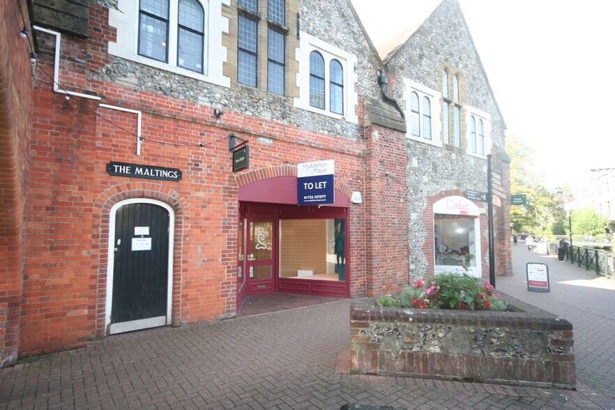 Priory Sq, Salisbury à louer - Photo de l’immeuble – Image 1 sur 4