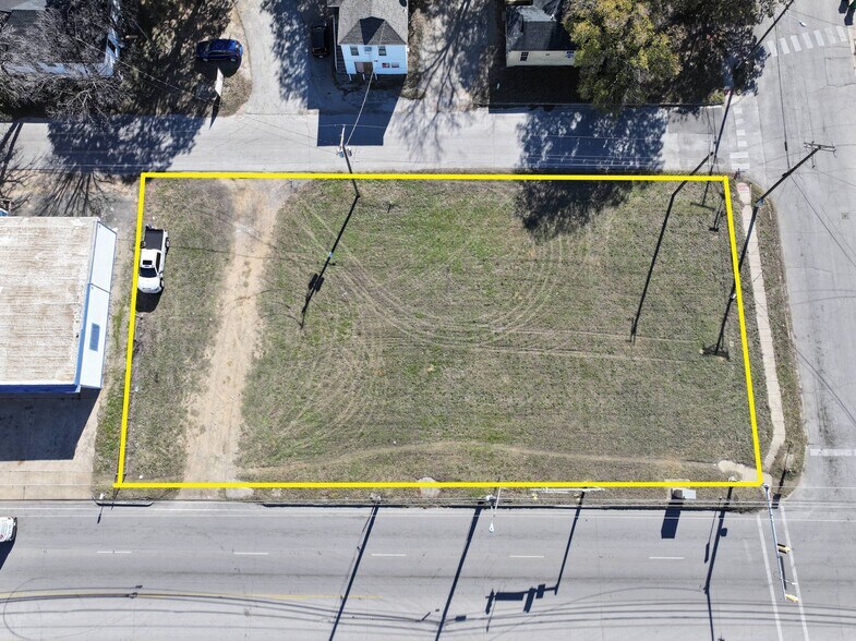 3900 Mercury St / 4400-4404 NE 28th St portefeuille de 2 biens à vendre sur LoopNet.fr - Photo de l’immeuble – Image 2 sur 10