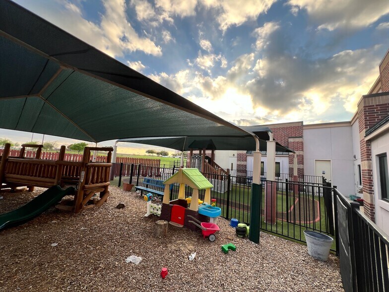 2090 Market Place Blvd, Irving, TX à louer - Photo de l’immeuble – Image 3 sur 36