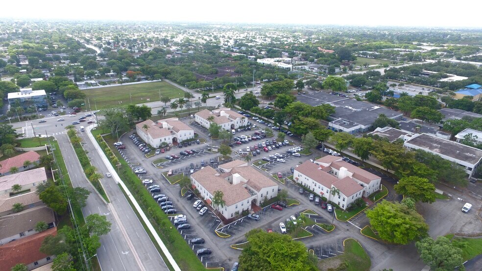 7777 N University Dr, Tamarac, FL à vendre - Photo de l’immeuble – Image 2 sur 59