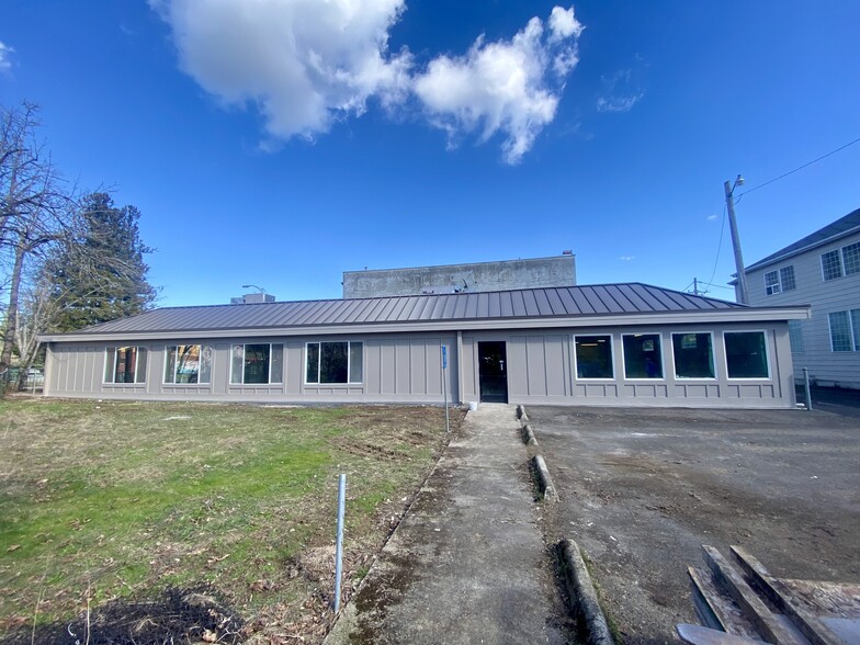 303 E Main St, Cottage Grove, OR à louer - Photo de l’immeuble – Image 2 sur 4