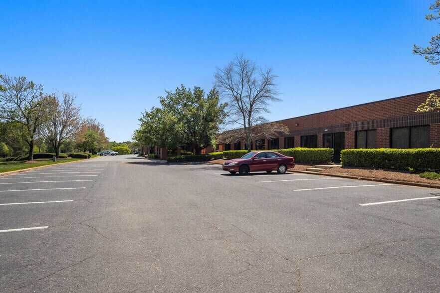 1803 Associates Ln, Charlotte, NC à louer - Photo de l’immeuble – Image 3 sur 46