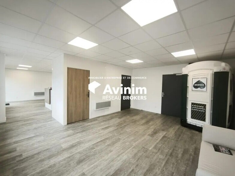 Industriel/Logistique dans Buc à louer - Photo de l’immeuble – Image 2 sur 5