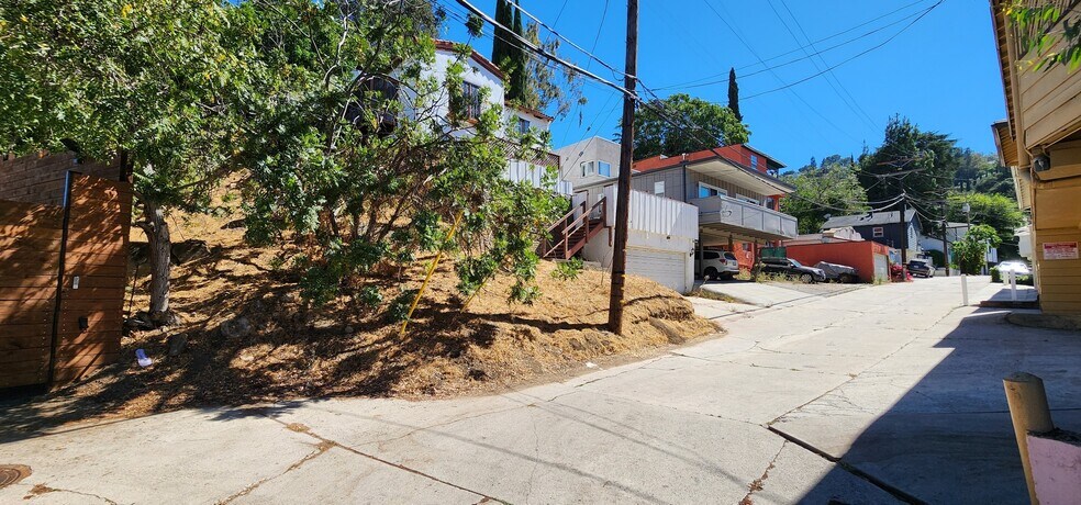 3643 Fredonia Dr, Los Angeles, CA à vendre - Photo de l’immeuble – Image 3 sur 9