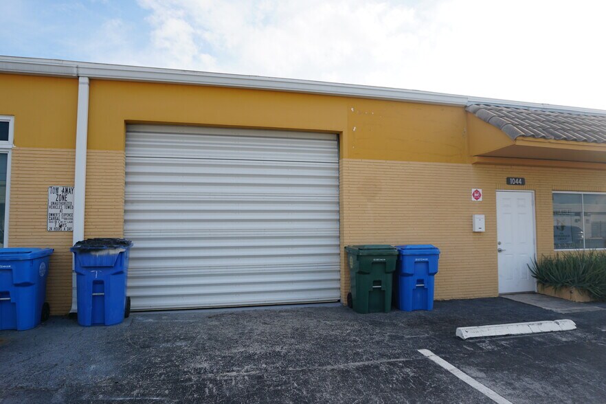 1042-1048 NE 44th St, Oakland Park, FL à louer - Photo de l’immeuble – Image 2 sur 23