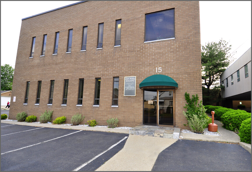 15 N 5th St, Saddle Brook, NJ à louer - Photo principale – Image 1 sur 6