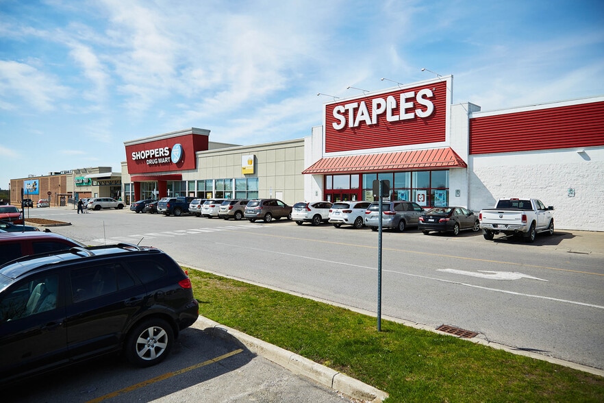 200 Broadway St, Tillsonburg, ON à louer - Photo de l’immeuble – Image 2 sur 10