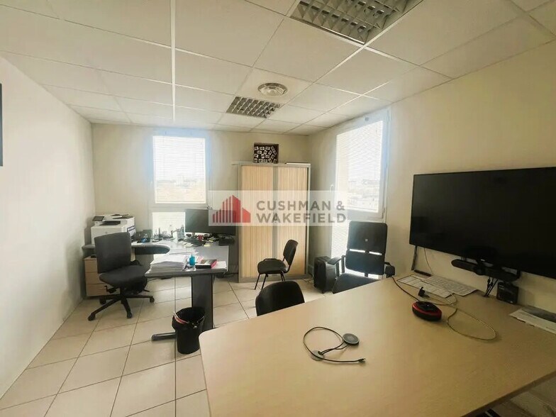 Bureau dans Nîmes à louer - Photo de l’immeuble – Image 2 sur 3