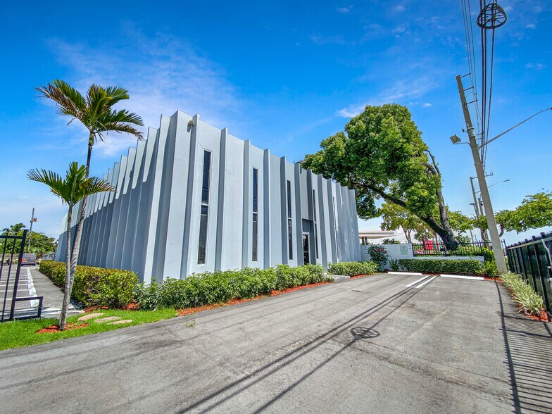 2351 N Dixie Hwy, Pompano Beach, FL à louer - Photo de l’immeuble – Image 2 sur 17