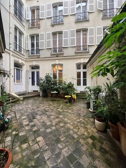 24 Rue Saint-Antoine, Paris à louer - Photo de l’immeuble – Image 3 sur 13