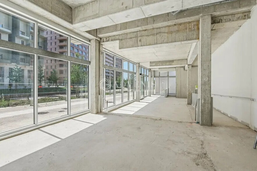 Local commercial dans Saint-Ouen-sur-Seine à louer - Photo de l’immeuble – Image 3 sur 25