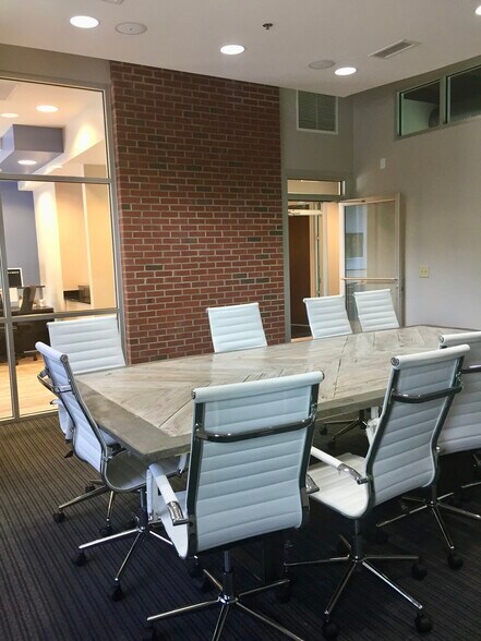 2010 S Tryon St, Charlotte, NC à louer - Photo de l’immeuble – Image 3 sur 12