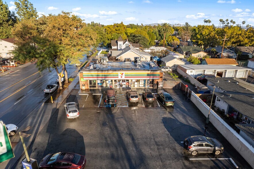636 N Vine Ave, Ontario, CA à vendre - Photo de l’immeuble – Image 2 sur 8