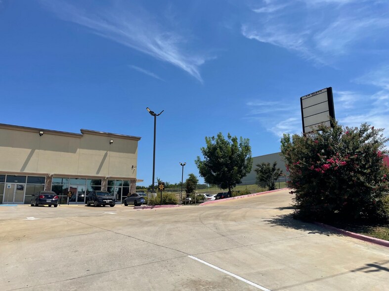 2531 W Ledbetter Dr, Dallas, TX à louer - Photo de l’immeuble – Image 2 sur 5