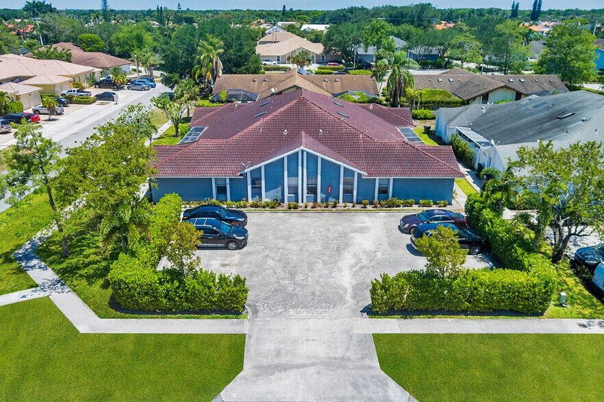 13908 Folkestone Cir, Wellington, FL à vendre - Photo de l’immeuble – Image 2 sur 24