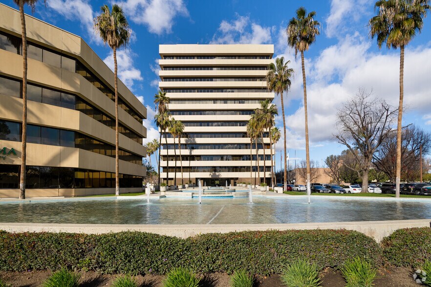 5060 California Ave, Bakersfield, CA à louer - Photo de l’immeuble – Image 3 sur 18