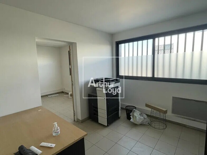 Local d’activités dans Vaux-le-Pénil à louer - Photo de l’immeuble – Image 3 sur 4